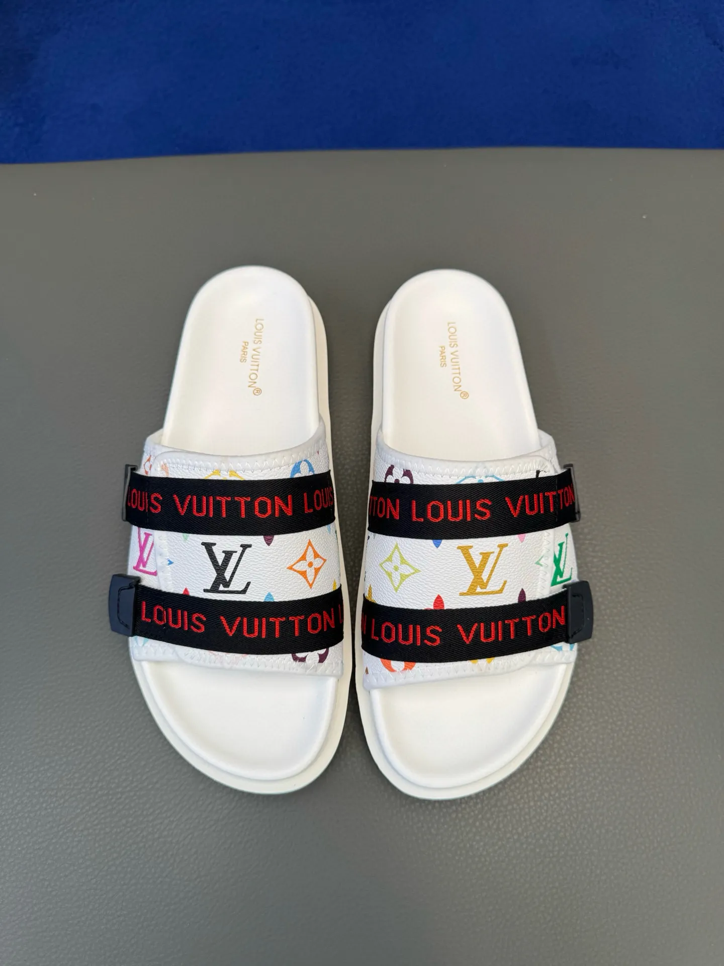 [L Home] P: 340💰Size: 38-45 Top purchasing lv men's summer slippers, classic presbyopia with soft real leather lining, unique color splicing effect, distinctive personality, fashionable and trendy essential style, light and comfortable. Lightweight and tough rubber insole, micro ridged foam outsole, super comfortable!